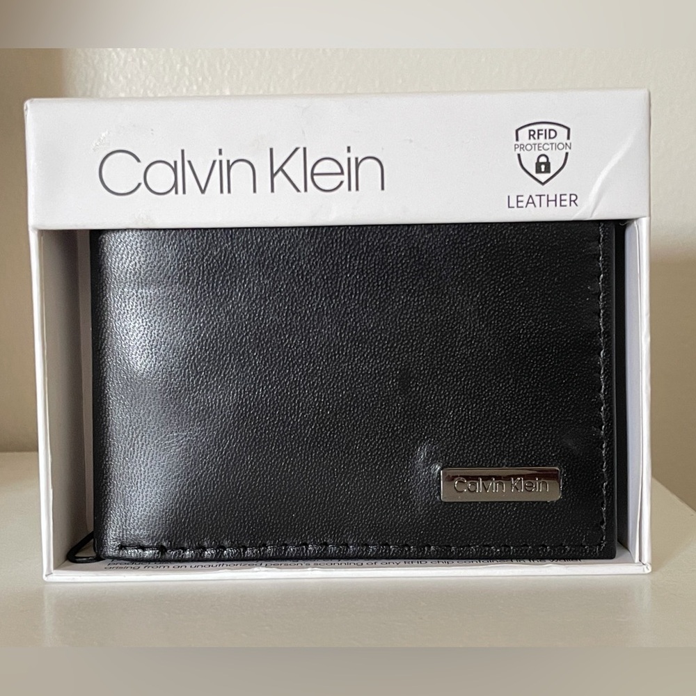 Calvin Klein Men's RFID Leather Minimalist Bifold Wallet Card ID Slots